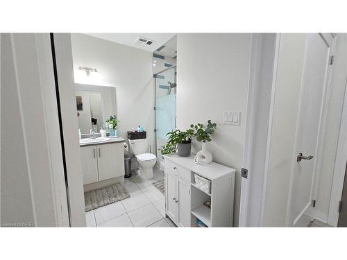512-10 Concord Place, Grimsby, ON - Indoor Photo Showing Bathroom