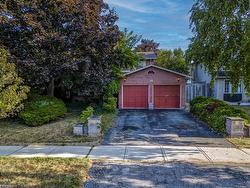 10 Jeanette Avenue  Grimsby, ON L3M 5B4