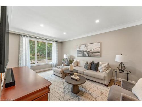 323 Hixon Road, Hamilton, ON - Indoor Photo Showing Living Room