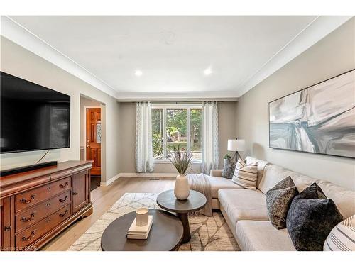 323 Hixon Road, Hamilton, ON - Indoor Photo Showing Living Room