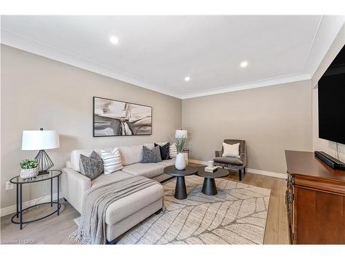 323 Hixon Road, Hamilton, ON - Indoor Photo Showing Living Room