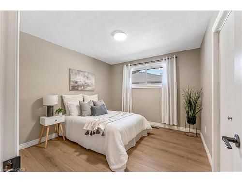 323 Hixon Road, Hamilton, ON - Indoor Photo Showing Bedroom
