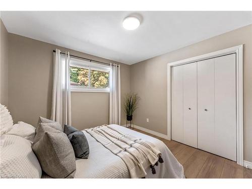 323 Hixon Road, Hamilton, ON - Indoor Photo Showing Bedroom