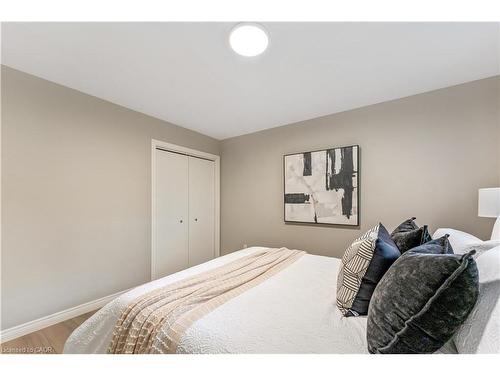 323 Hixon Road, Hamilton, ON - Indoor Photo Showing Bedroom