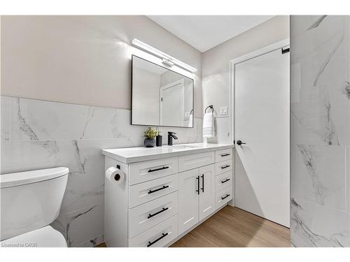 323 Hixon Road, Hamilton, ON - Indoor Photo Showing Bathroom