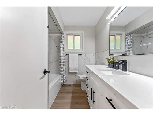 323 Hixon Road, Hamilton, ON - Indoor Photo Showing Bathroom