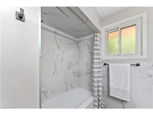 323 Hixon Road, Hamilton, ON - Indoor Photo Showing Bathroom