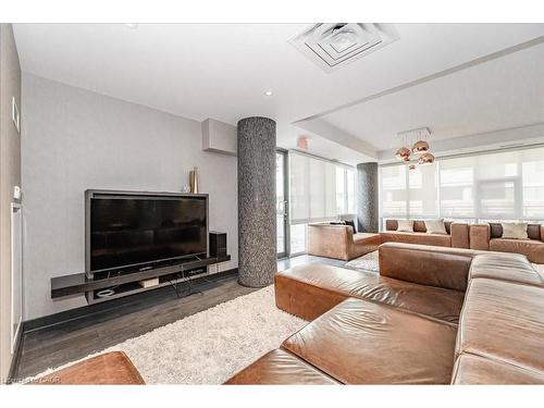1702-85 Duke Street W, Kitchener, ON - Indoor Photo Showing Living Room
