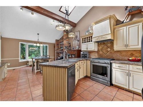 5590 Blind Line, Burlington, ON - Indoor Photo Showing Kitchen