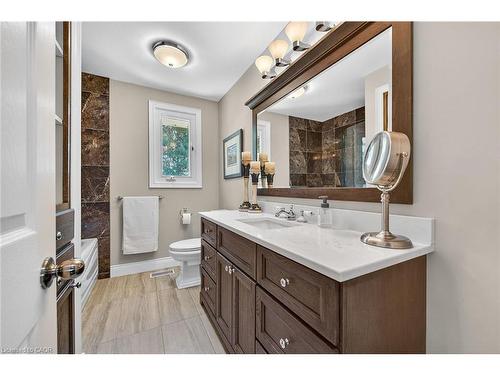 5590 Blind Line, Burlington, ON - Indoor Photo Showing Bathroom