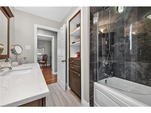 5590 Blind Line, Burlington, ON - Indoor Photo Showing Bathroom