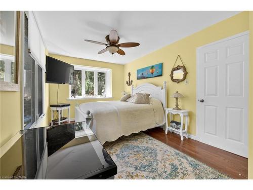 5590 Blind Line, Burlington, ON - Indoor Photo Showing Bedroom