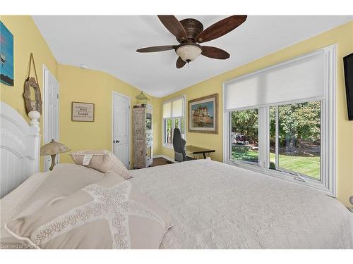 5590 Blind Line, Burlington, ON - Indoor Photo Showing Bedroom