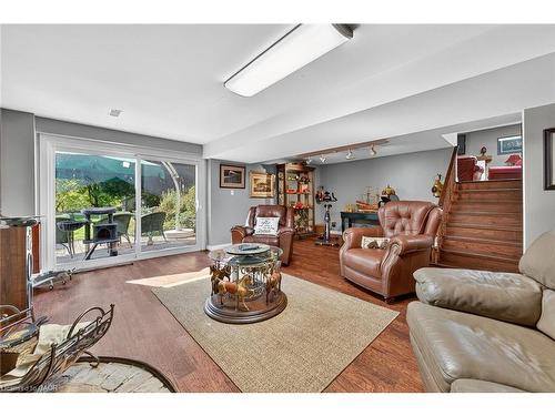 5590 Blind Line, Burlington, ON - Indoor Photo Showing Living Room