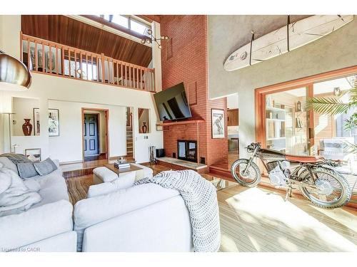 9 Foresthill Crescent, Fonthill, ON - Indoor Photo Showing Living Room With Fireplace