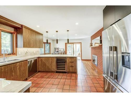 9 Foresthill Crescent, Fonthill, ON - Indoor Photo Showing Kitchen With Double Sink