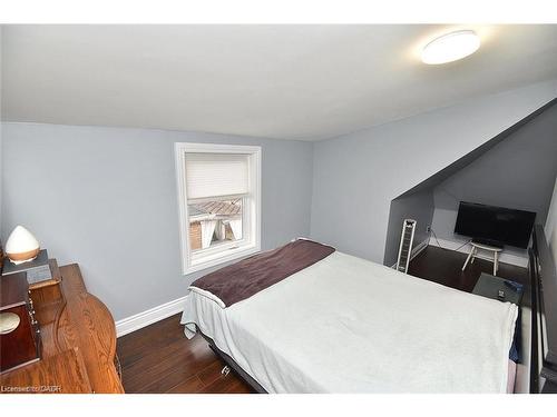 293 Fairfield Avenue, Hamilton, ON - Indoor Photo Showing Bedroom
