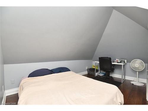 293 Fairfield Avenue, Hamilton, ON - Indoor Photo Showing Bedroom