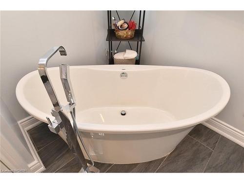 293 Fairfield Avenue, Hamilton, ON - Indoor Photo Showing Bathroom