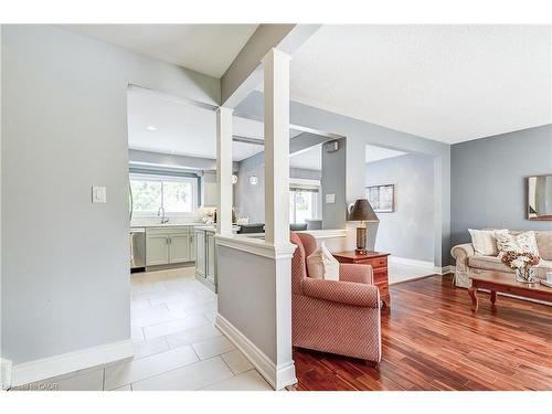 5203 Broughton Crescent, Burlington, ON - Indoor Photo Showing Living Room