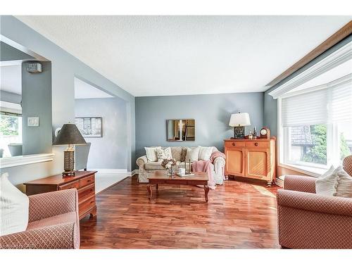 5203 Broughton Crescent, Burlington, ON - Indoor Photo Showing Living Room