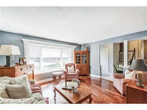 5203 Broughton Crescent, Burlington, ON - Indoor Photo Showing Living Room