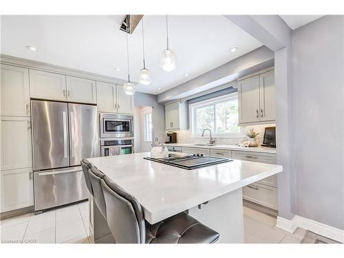 5203 Broughton Crescent, Burlington, ON - Indoor Photo Showing Kitchen With Upgraded Kitchen