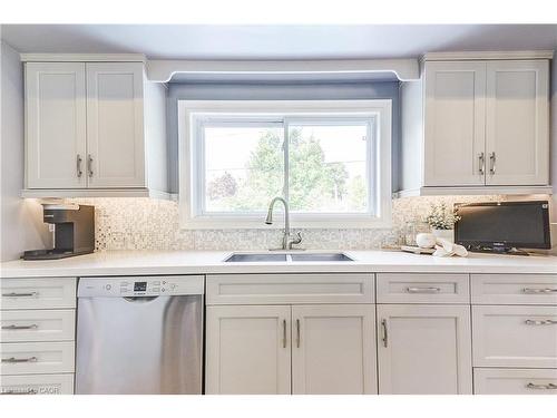 5203 Broughton Crescent, Burlington, ON - Indoor Photo Showing Kitchen