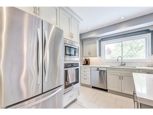5203 Broughton Crescent, Burlington, ON - Indoor Photo Showing Kitchen With Upgraded Kitchen