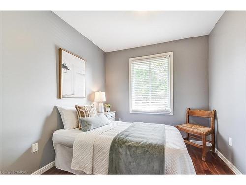 5203 Broughton Crescent, Burlington, ON - Indoor Photo Showing Bedroom