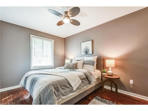 5203 Broughton Crescent, Burlington, ON - Indoor Photo Showing Bedroom