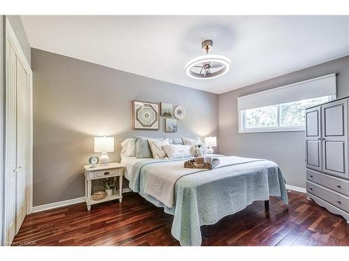 5203 Broughton Crescent, Burlington, ON - Indoor Photo Showing Bedroom