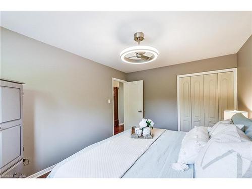 5203 Broughton Crescent, Burlington, ON - Indoor Photo Showing Bedroom