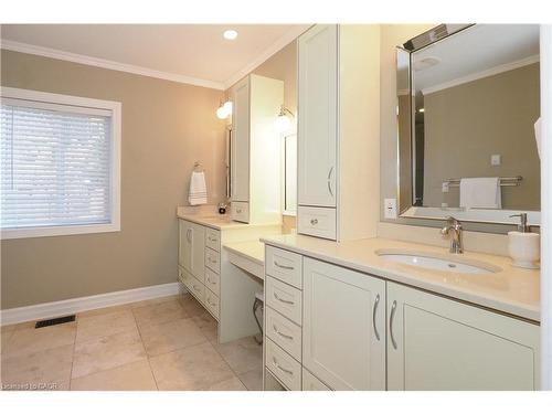 530 St Andrew Street E, Fergus, ON - Indoor Photo Showing Bathroom