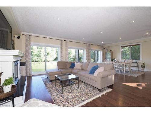 530 St Andrew Street E, Fergus, ON - Indoor Photo Showing Living Room