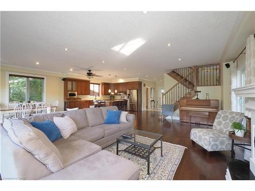 530 St Andrew Street E, Fergus, ON - Indoor Photo Showing Living Room