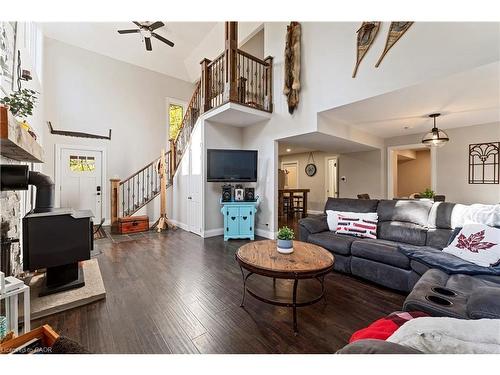 8 15Th Avenue, South Bruce Peninsula, ON - Indoor Photo Showing Living Room