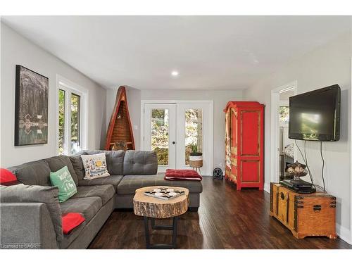8 15Th Avenue, South Bruce Peninsula, ON - Indoor Photo Showing Living Room