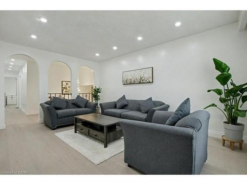 40 Tara Court, Hamilton, ON - Indoor Photo Showing Living Room
