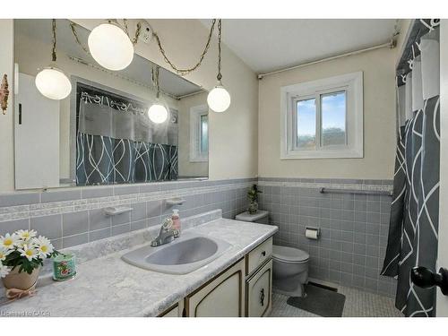 40 Tara Court, Hamilton, ON - Indoor Photo Showing Bathroom