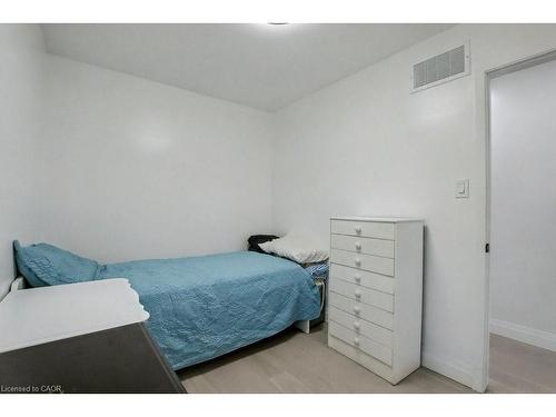 40 Tara Court, Hamilton, ON - Indoor Photo Showing Bedroom