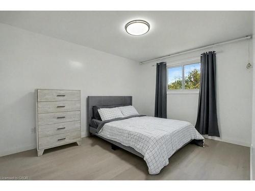 40 Tara Court, Hamilton, ON - Indoor Photo Showing Bedroom