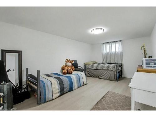 40 Tara Court, Hamilton, ON - Indoor Photo Showing Bedroom
