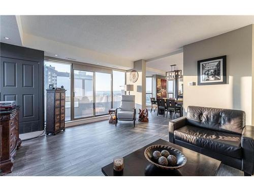 17C-67 Caroline Street S, Hamilton, ON - Indoor Photo Showing Living Room
