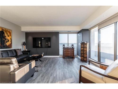 17C-67 Caroline Street S, Hamilton, ON - Indoor Photo Showing Living Room