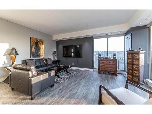 17C-67 Caroline Street S, Hamilton, ON - Indoor Photo Showing Living Room