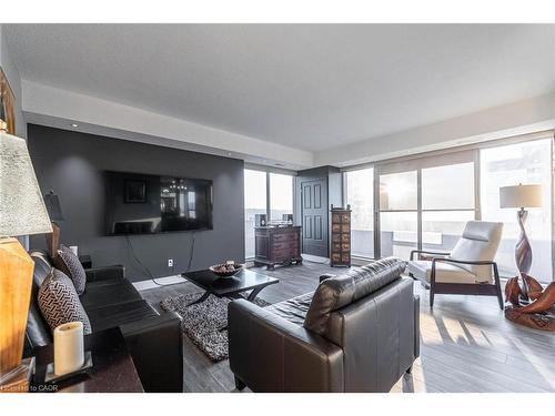 17C-67 Caroline Street S, Hamilton, ON - Indoor Photo Showing Living Room