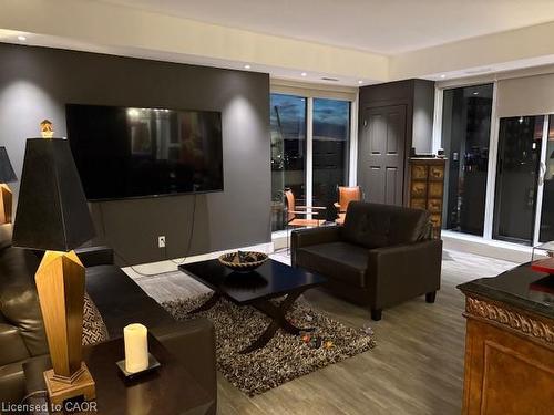 17C-67 Caroline Street S, Hamilton, ON - Indoor Photo Showing Living Room