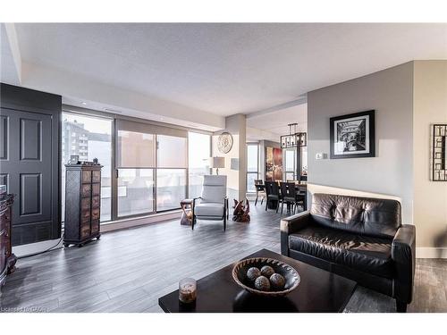 17C-67 Caroline Street S, Hamilton, ON - Indoor Photo Showing Living Room