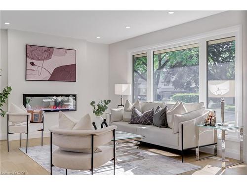 13 Skyland Drive, Hamilton, ON - Indoor Photo Showing Living Room